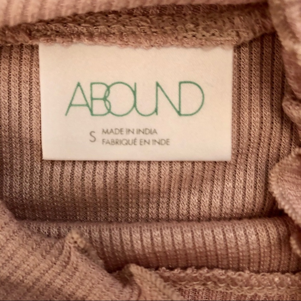 SAM Whisper thin, soft ribbed knit top New. - Picture 2 of 3